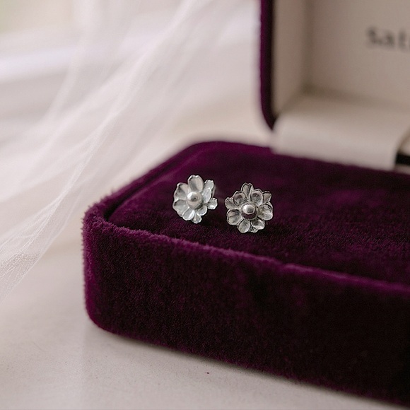 Silver floral cut flower earrings w/14kt gold butterfly posts 🩶🩶🌺 - Picture 4 of 5